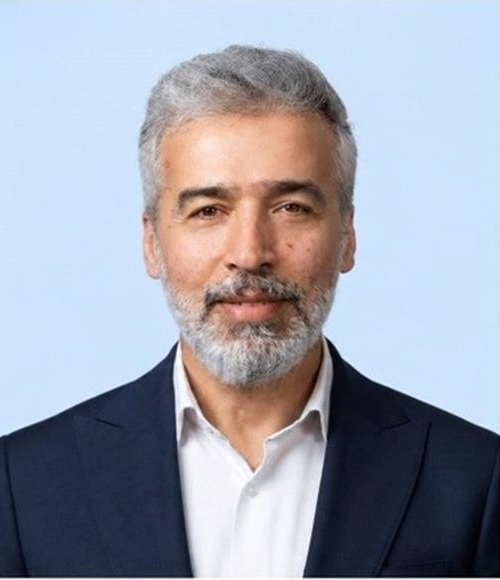 ذره‌بین جستجوگر رضا دباغی؛ از تجربه اتکایی تا آزمون بزرگ سیاست‌گذاری در بیمه مرکزی